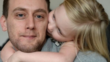 Người cha sắp qua đời quyên nửa triệu bảng Anh cứu con gái bị ung thư